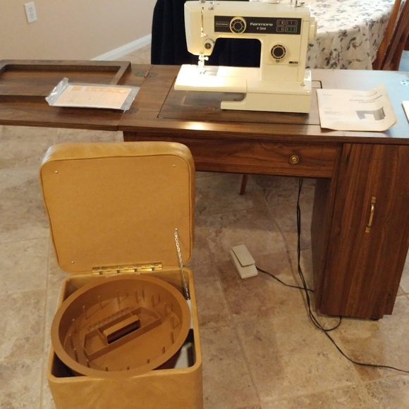 Sewing machine - Picture 2 of 2
